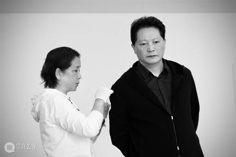 话剧是什么,请来看《家客》。 视频资讯 上海话剧艺术中心 家客 话剧 GUEST 丈夫 故事 戏剧 作品 编剧 喻荣军 灵感 崇真艺客
